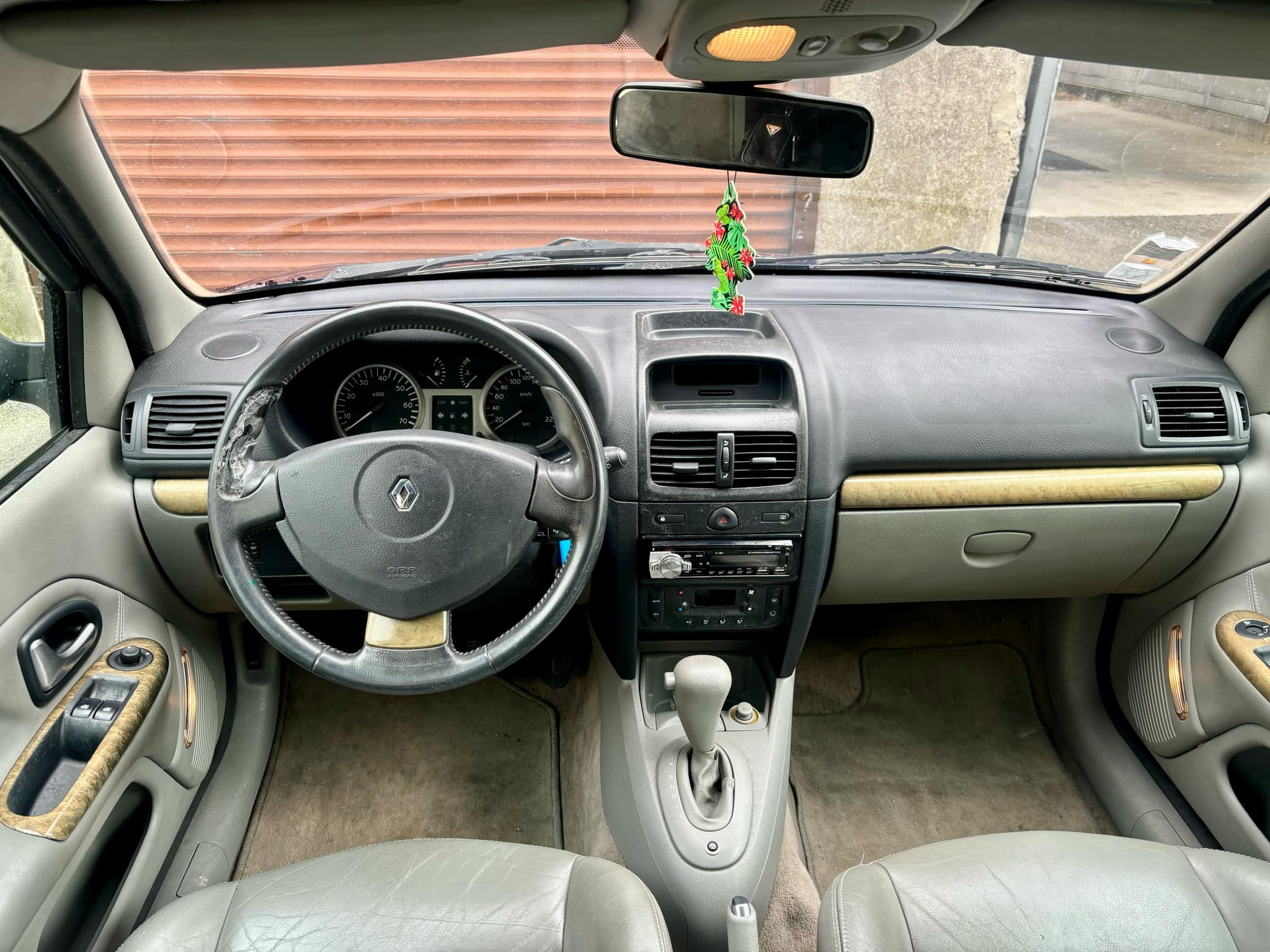 RENAULT Clio II 5 Portes Phase 2 1.6 i 16V 107 cv Boîte auto Initiale