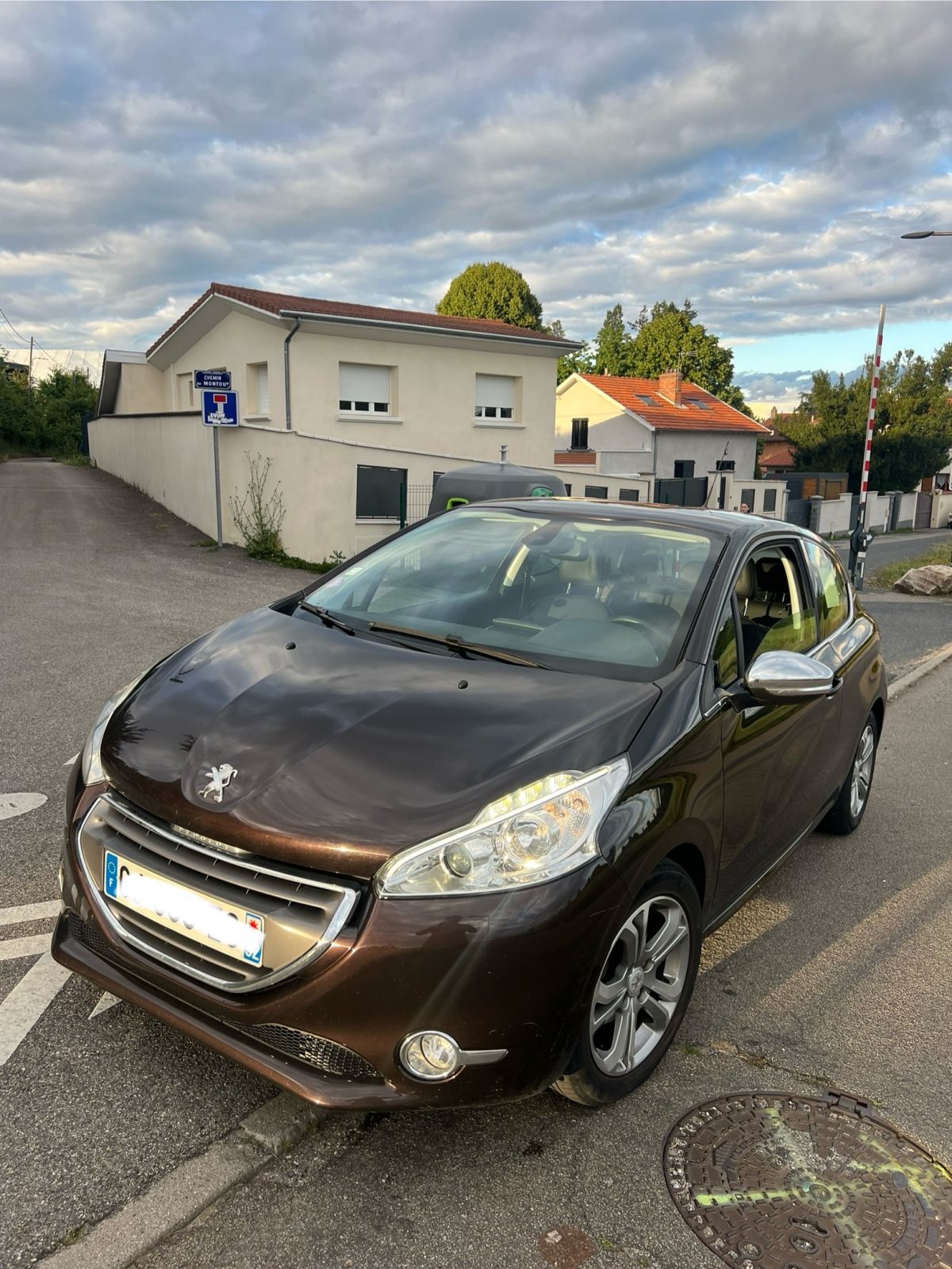 208 allure  pack chrome 1.6 vti 120