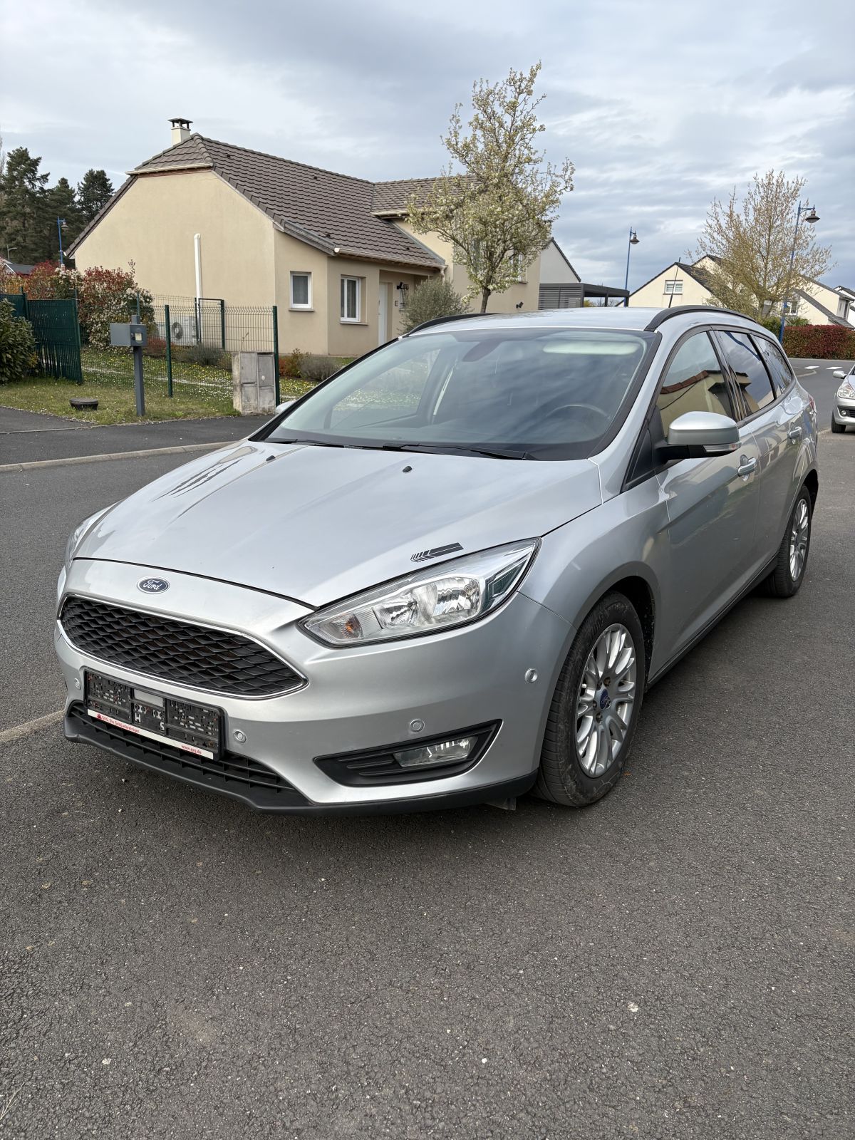 FORD FOCUS 1.5 - MARCHAND OU CLIENT AVERTI