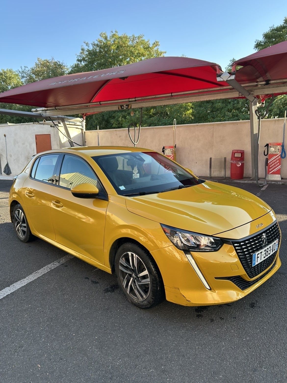 Peugeot 208 blue hdi