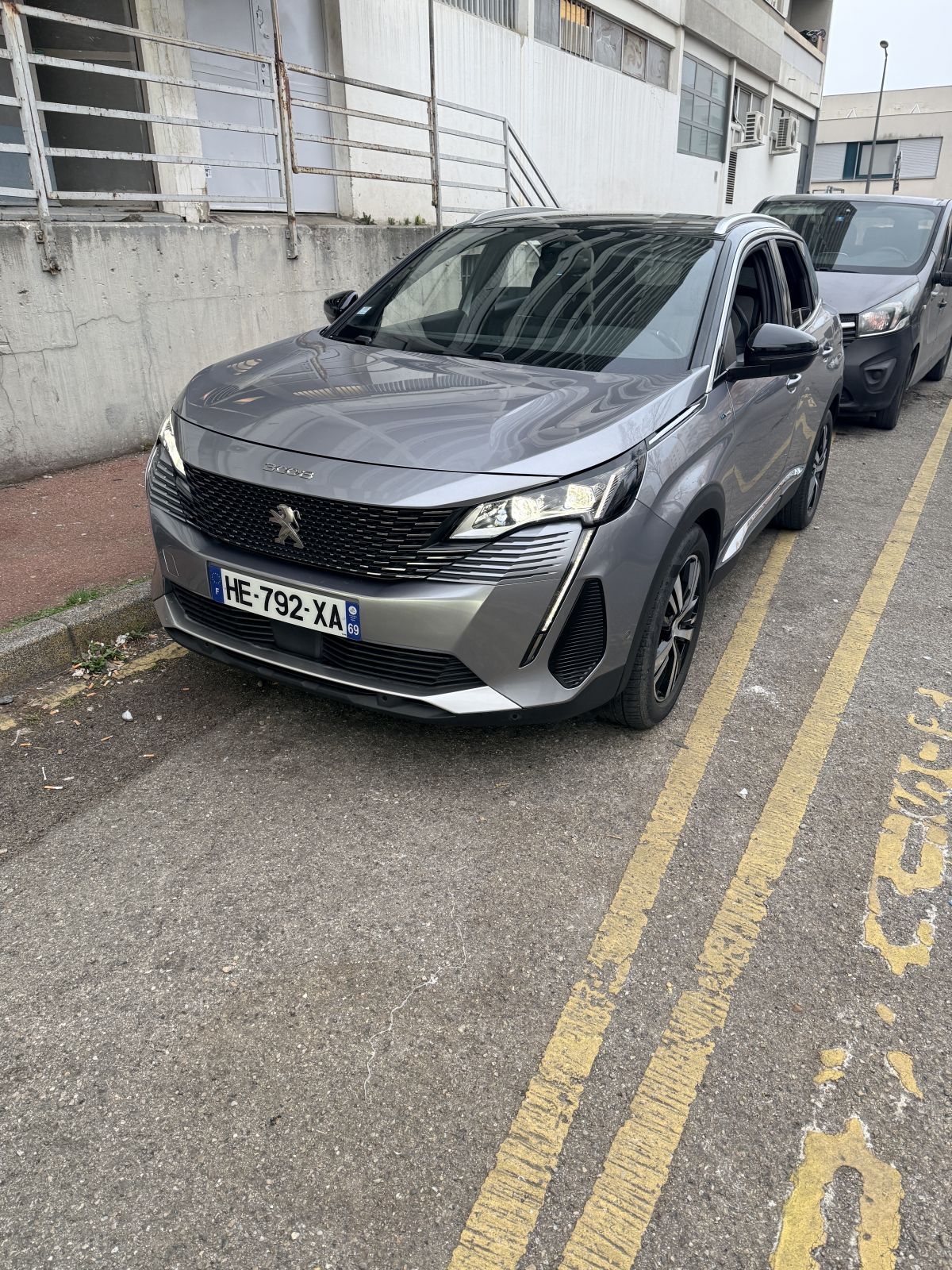 3008 hybride 225 eat8